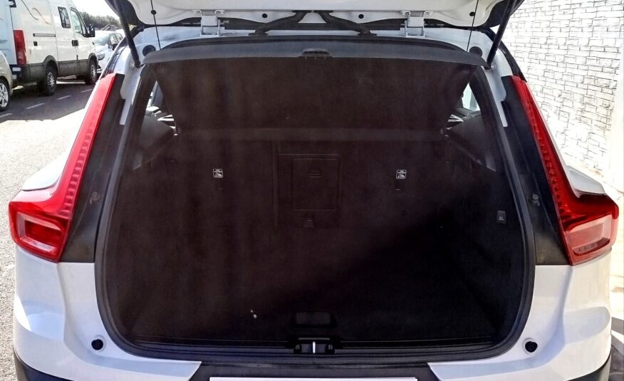 VOLVO XC40 T2