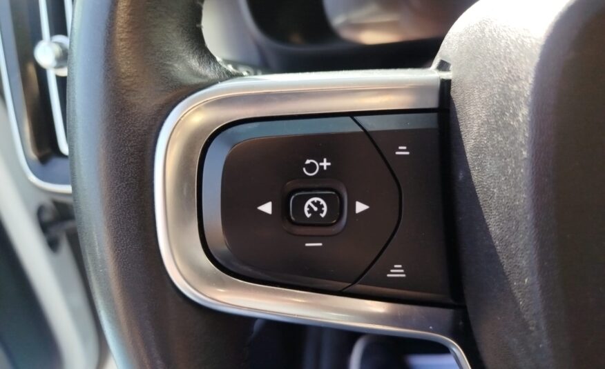 VOLVO XC40 T2