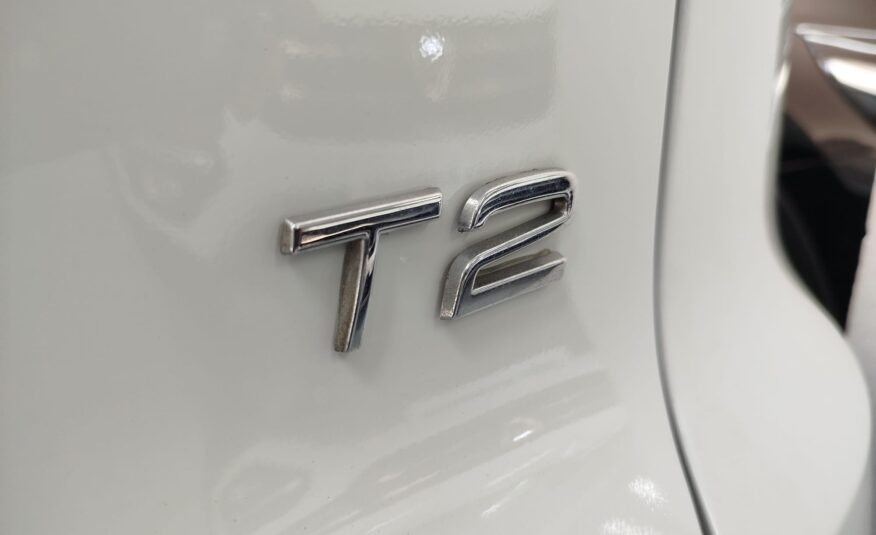 VOLVO XC40 T2