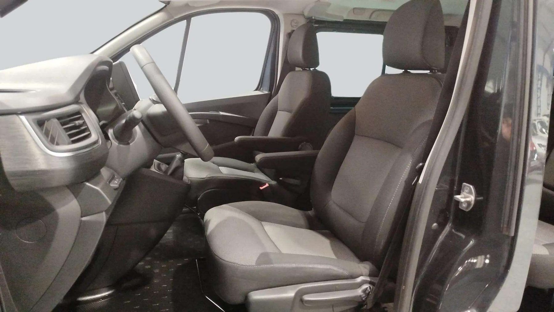 RENAULT TRAFIC AUTHENTIC LARGO ENERGY BLUE