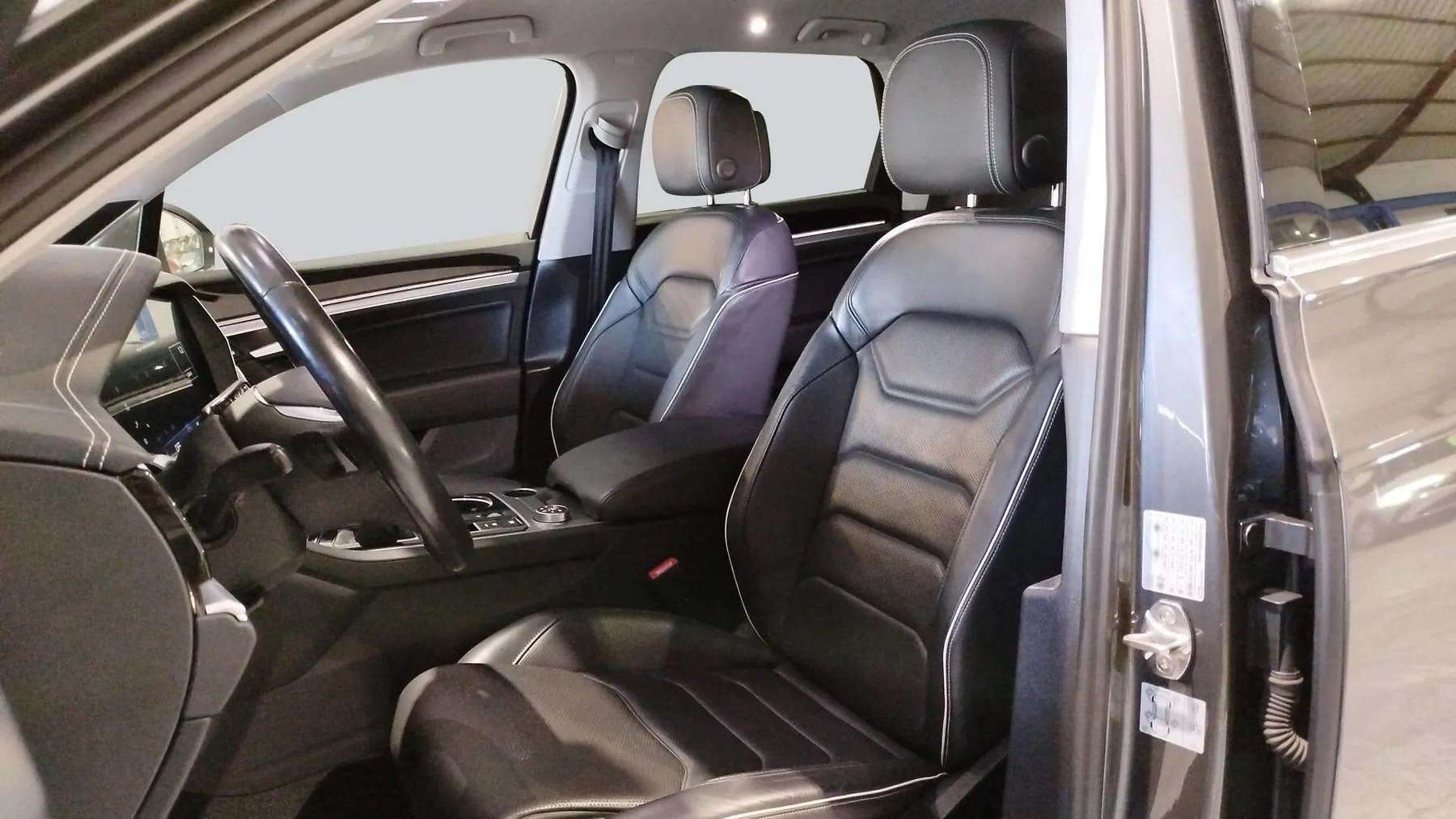 VOLKSWAGEN TOUAREG PURE