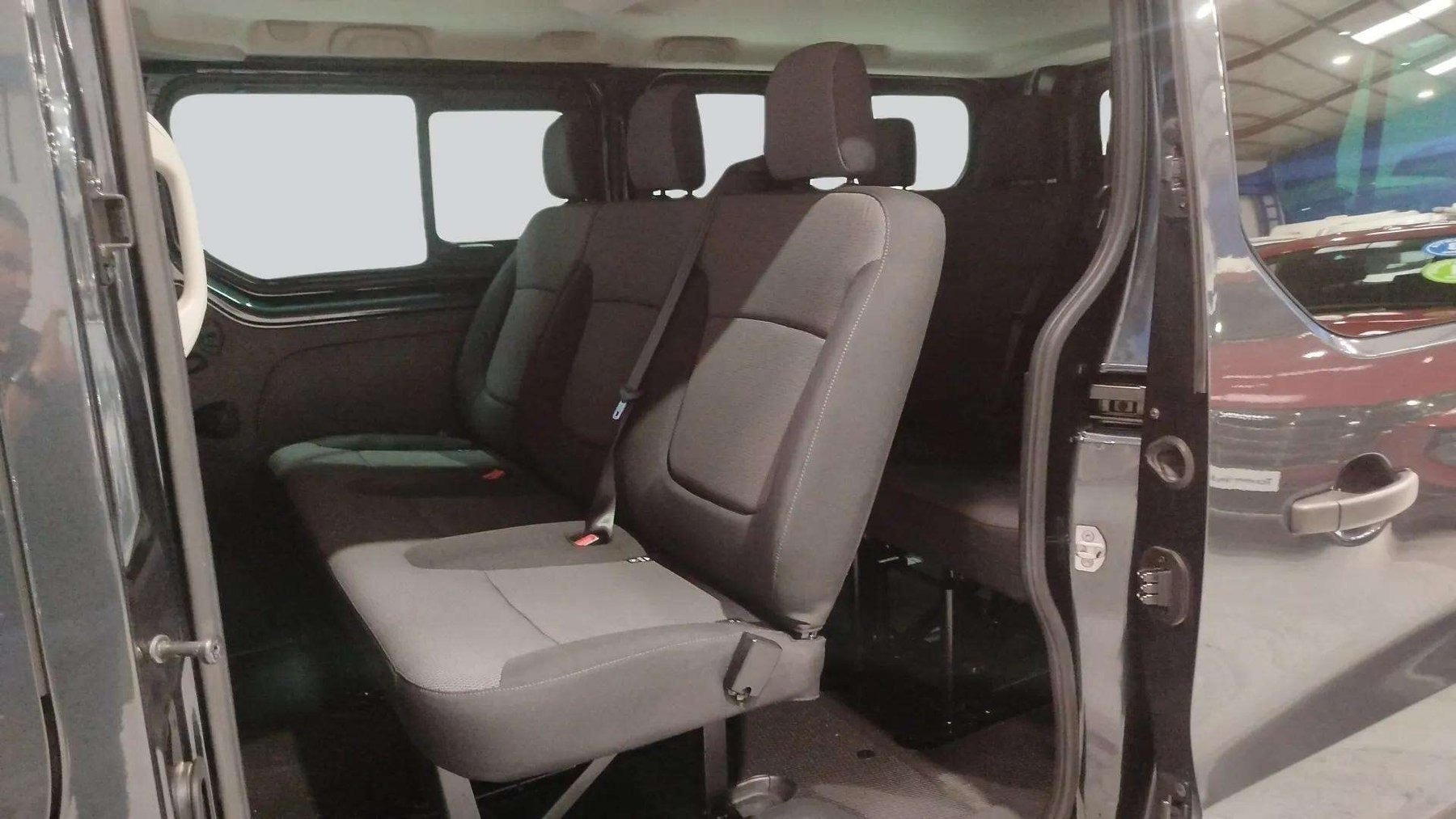 RENAULT TRAFIC AUTHENTIC LARGO ENERGY BLUE