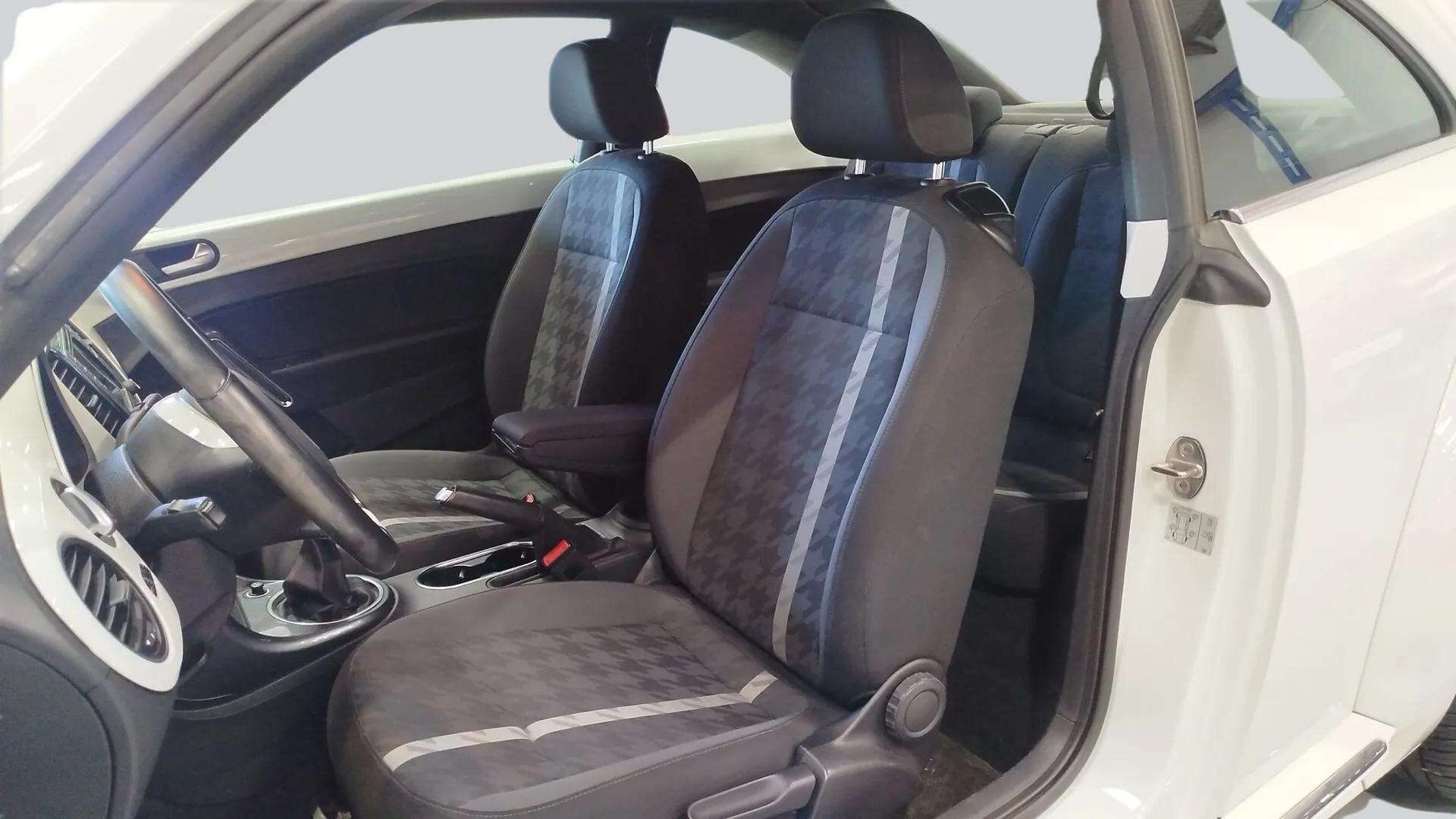 VOLKSWAGEN BEETLE COUPE ADVANCE