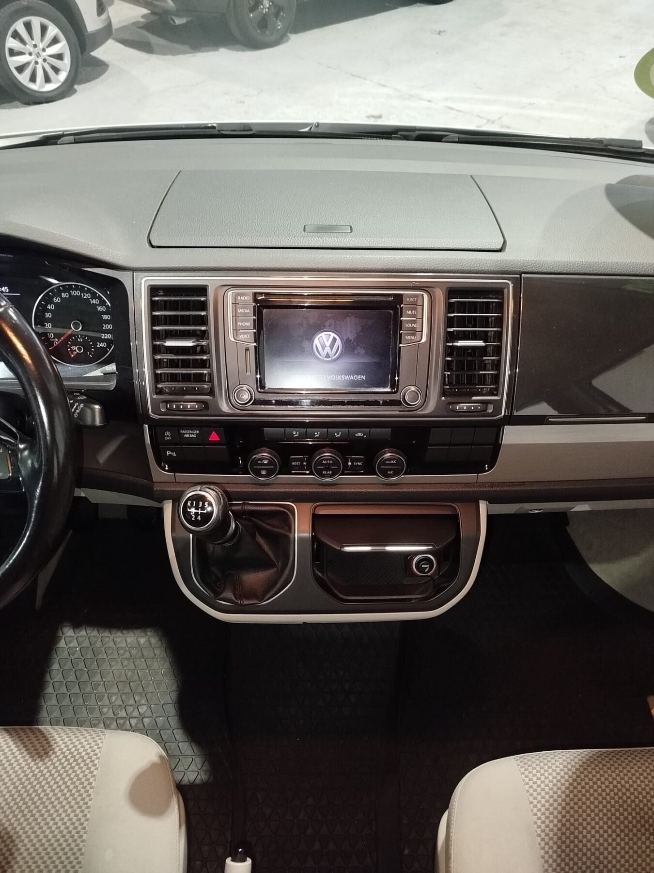 VOLKSWAGEN CALIFORNIA BEACH